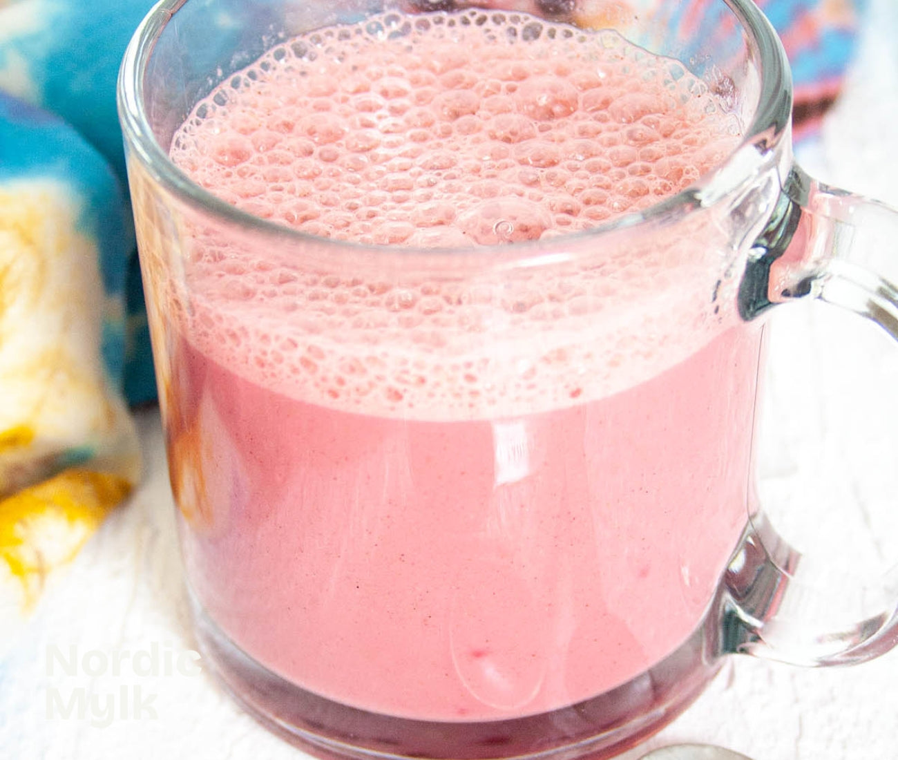 Jordbær-rødbede mandelmylk